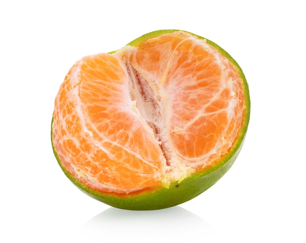 Oranje mandarijn geïsoleerd op een witte ondergrond