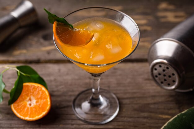 Oranje martini cocktail in rustieke stijl