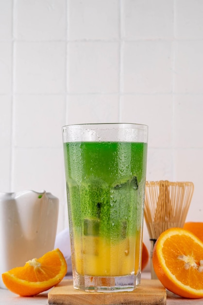 Oranje matcha cocktail