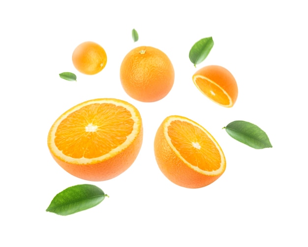 Oranje met in tweeën gesneden bladeren die op een witte achtergrond zweven