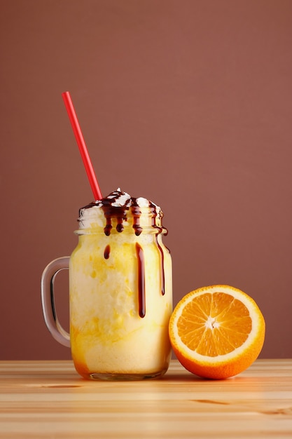 Oranje milkshake met chocolade