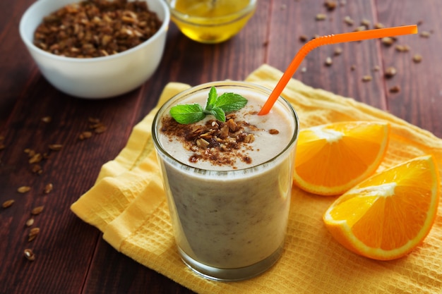 Oranje milkshake met muesli en munt