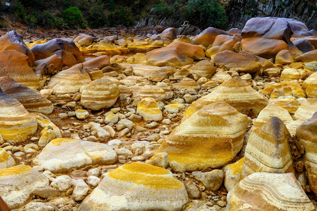 Oranje minerale formaties en plassen bij Rio Tinto
