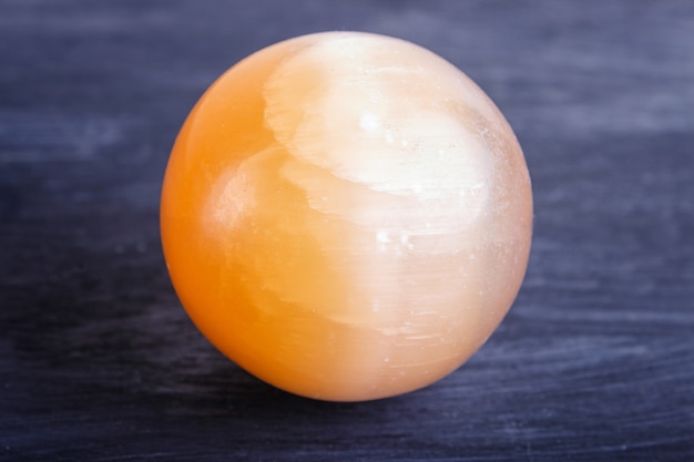 Oranje onyx bol op een zwarte achtergrond