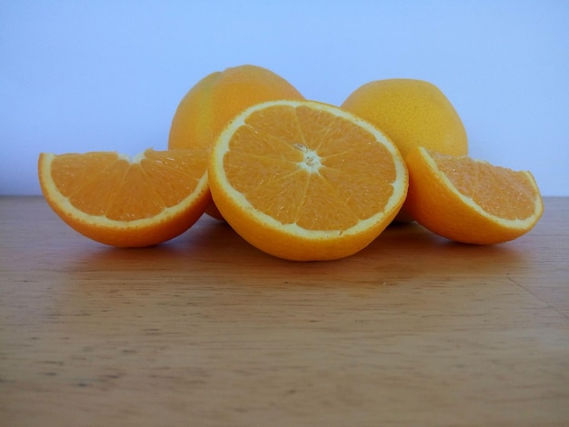 Foto oranje op de tafel