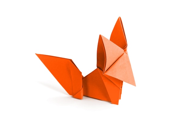 Oranje papieren vos origami geïsoleerd op een witte achtergrond