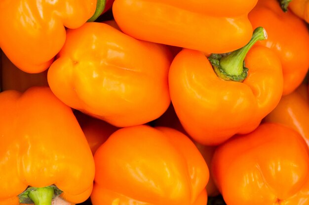 Oranje paprika&#39;s. Textuur van peper. Groenten in de winkel