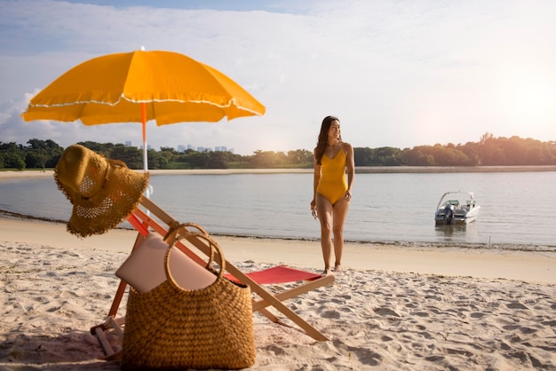 Foto oranje paraplu collage op het strand