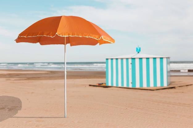 Oranje paraplu op het strand collage