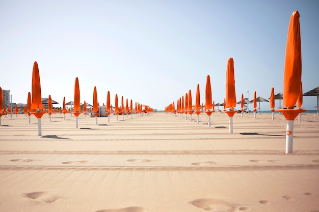 Oranje paraplu op het strand.