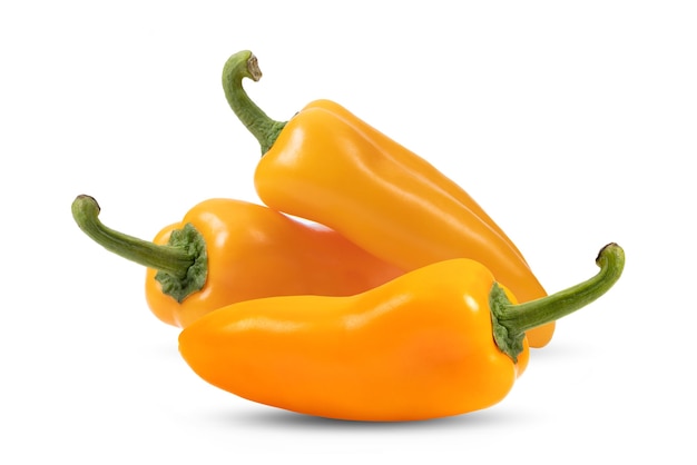 Oranje pepers (capsicum) op een witte achtergrond