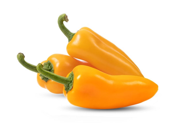 Oranje pepers (capsicum) op een witte achtergrond