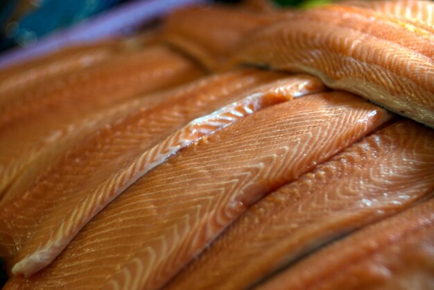 Oranje plak zalm stapel in een markt