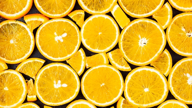 Oranje plakjes achtergrond. Oranje fruitpatroon. Voedselachtergrond met citrusvruchten. Gezond voedselconcept. Plat leggen. Bovenaanzicht