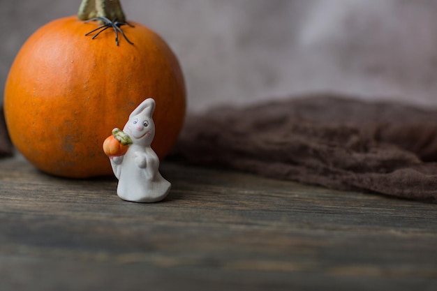 Foto oranje pompoen en spookbeeldje