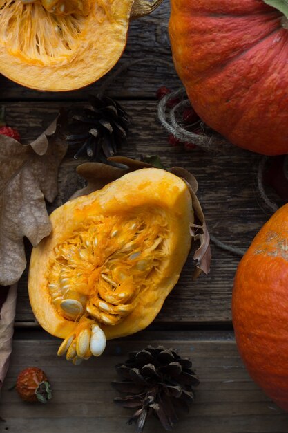 oranje pompoen herfst samenstelling op een donkere ondergrond