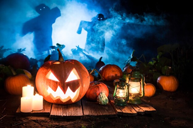 Oranje pompoen op donker veld met vogelverschrikkers voor Halloween