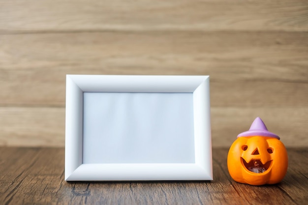 Oranje pompoen op tafel en frame met kopieerruimte voor tekst Happy Halloween-dag Hallo oktober herfst herfstseizoen Feestelijk feest en vakantieconcept