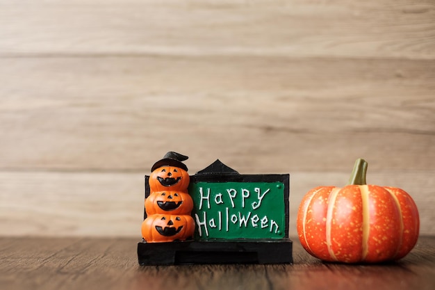 Oranje pompoen op tafel met kopieerruimte voor bannerachtergrond Happy Halloween-dag Hallo oktober herfst herfstseizoen Feestelijk feest en vakantieconcept