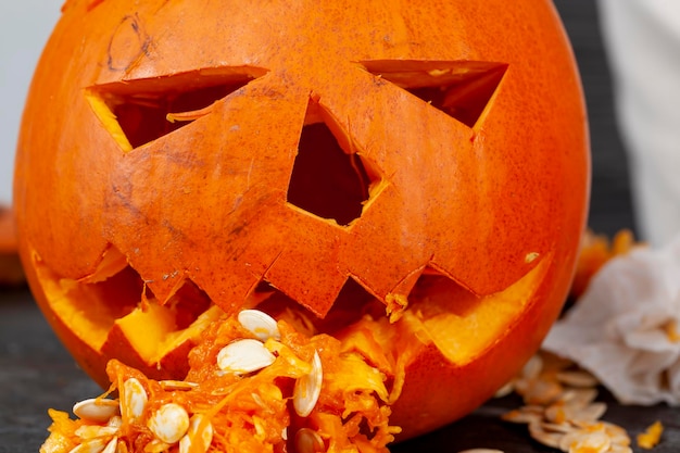 Oranje pompoenen voorbereiden voor Halloween-feest gesneden uit pompoenlichtjes van kleine jack