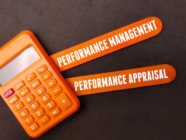 Oranje rekenmachine met de woorden Performance Management en Performance Appraisal