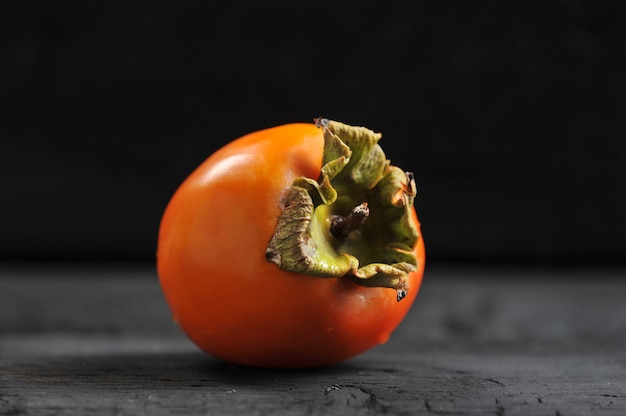 Oranje rijpe dadelpruim op zwarte