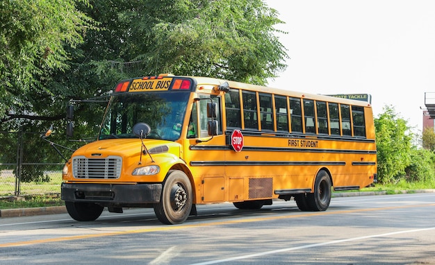 oranje schoolbus symboliseert een nieuw begin en opwinding voor een nieuw schooljaar in de herfst