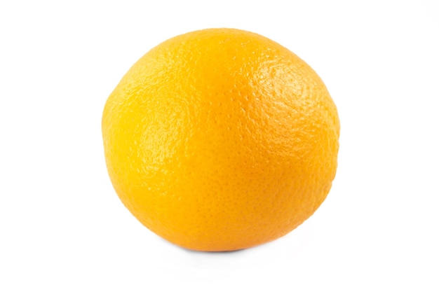 Oranje sinaasappel geïsoleerd op witte achtergrond Vitamine C