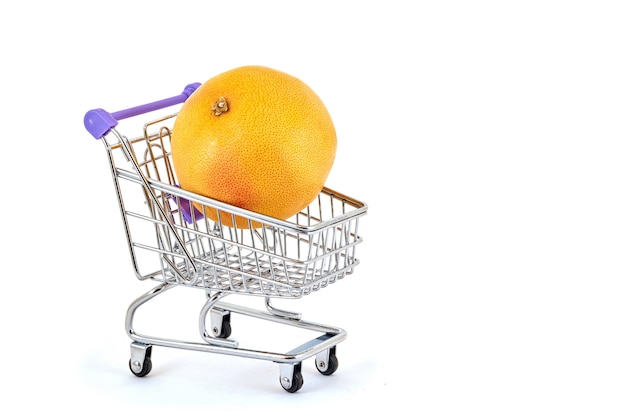 Oranje sinaasappel in een supermarktkarretje op een wit