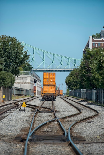 oranje spoorwegvagon op brugachtergrond