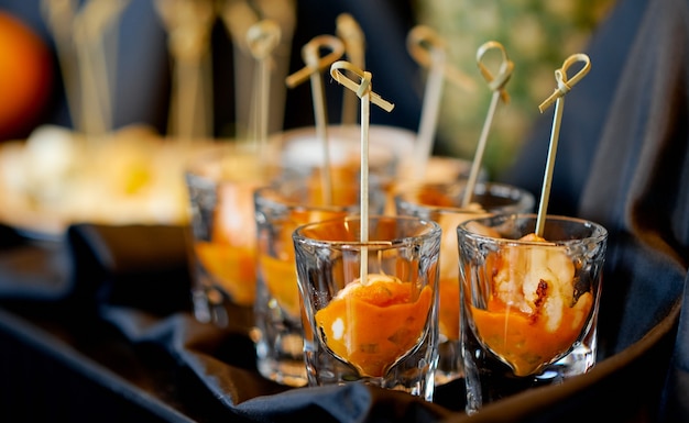 Oranje traktaties in een glas op een tafel met een doek. hoge kwaliteit foto