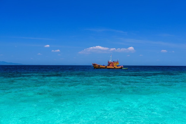 Oranje veerboot in azuurblauwe zee Loh Moo Dee Beach Phi Phi Don