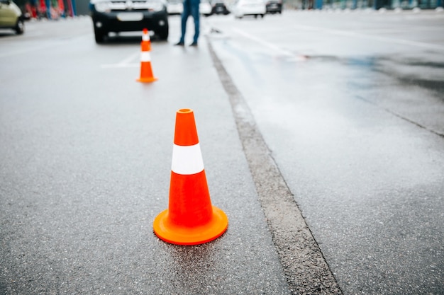 Oranje verkeerskegels met witte strepen