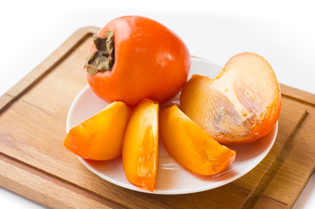 Oranje vers persimmon fruit geïsoleerd op een witte achtergrond Gezonde voeding