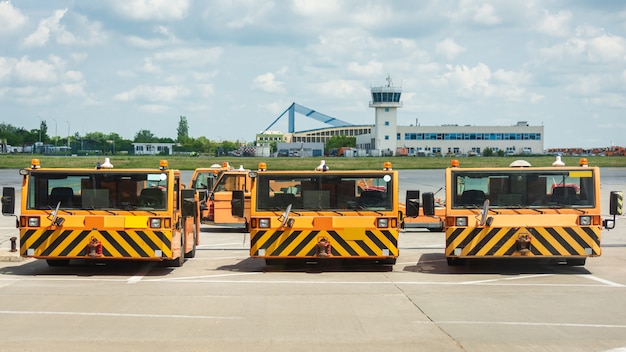 Oranje vrachtwagens voor bagagetransport