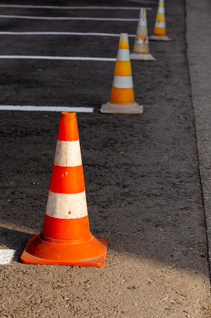 Oranje wegkegels op een asfalt rijgebied met witte lijnen