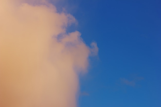 Oranje wolk bij zonsondergang aan de hemel