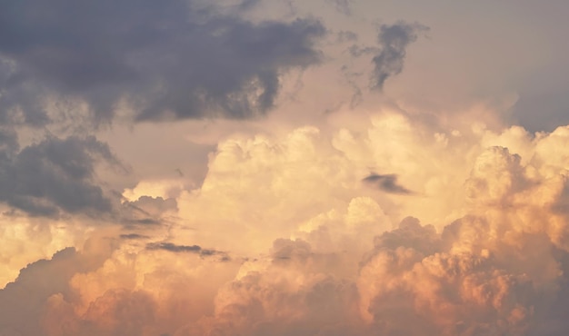 Oranje wolken op avondlucht tijdens zonsondergang