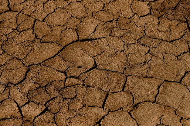 Oranje zand in de woestijn gebarsten bij droog weer