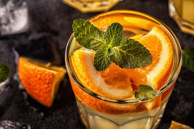 Oranje zelfgemaakte cocktail van met fruit doordrenkt water