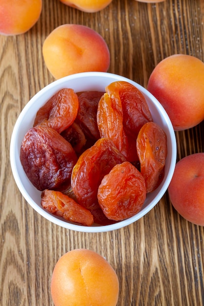 Oranje zoete abrikozen op tafel in de keuken koken van fruitabrikozen die op tafel liggen en droge abrikozen