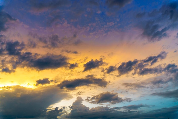 Oranje zonsondergang hemelachtergrond Levendige rode dageraad zonsopgang afbeelding