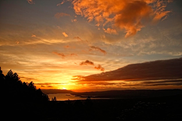 Oranje zonsondergang op de vulkaan van la frontera in monteverde costa rica