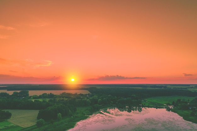 Oranje zonsondergang op het platteland