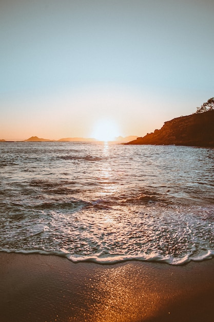 Oranje zonsondergang op het strand