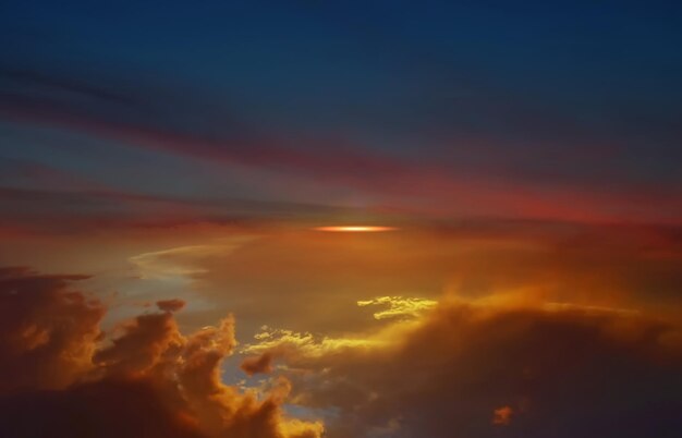 oranje zonsondergang op nachtblauwe hemel dramatische wolken en zonnevlammen, natuurzeegezicht