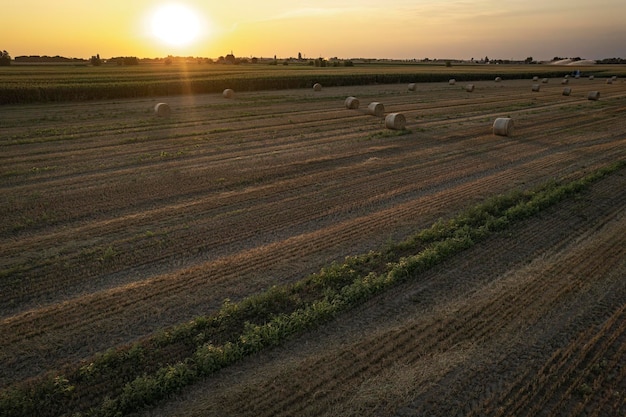 Oranje zonsondergang over Countryside Hayfield