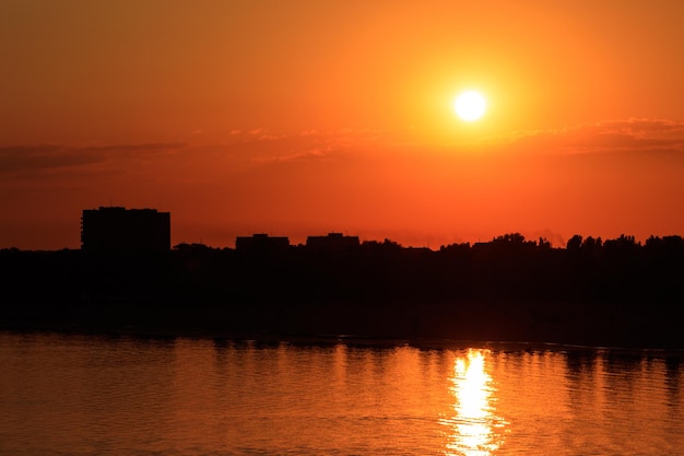 Oranje zonsondergang over een rivier de Dnjepr in de stad Kremenchug, Oekraïne