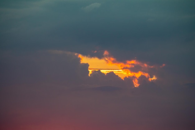 Oranje zonsopgang aan de horizon met de nadruk op de zonnestralen en vogels in de verte Idyllische set