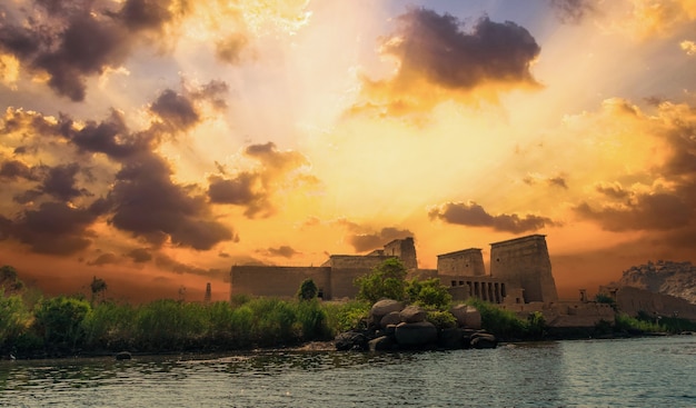 oranje zonsopgang bij de tempel van philae